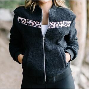 Zyia Black Leopard Flying V Fleece Jacket Size Large